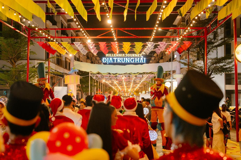 Kh&ocirc;ng kh&iacute; noel tại phố đi bộ Millennia Journey ng&agrave;y 24/12 vừa qua.