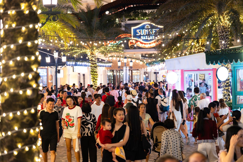 Kh&ocirc;ng kh&iacute; nhộn nhịp ngập tr&agrave;n tr&ecirc;n những con phố Thị trấn Ho&agrave;ng H&ocirc;n.