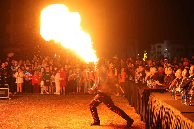 Tiết mục biểu diễn M&uacute;a Lửa chuy&ecirc;n nghiệp đến từ Li&ecirc;n đo&agrave;n Xiếc Việt Nam tr&igrave;nh diễn đặc biệt thu h&uacute;t kh&aacute;n giả bởi những tiết mục độc đ&aacute;o với độ kh&oacute; cao.