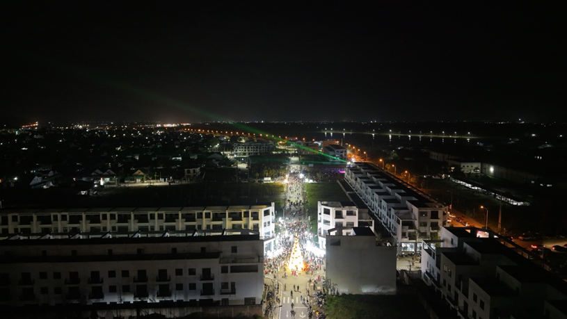 Kh&ocirc;ng chỉ l&agrave; một sự kiện Gi&aacute;ng sinh, Hồng Lĩnh X&rsquo;mas Fest cho thấy c&aacute;ch một khu đ&ocirc; thị mới đang từng bước đảm nhiệm vai tr&ograve; trung t&acirc;m sinh hoạt văn h&oacute;a &ndash; giải tr&iacute;. Theo đại diện ROX Living, c&aacute;c hoạt động cộng đồng như thế n&agrave;y l&agrave; một phần trong chiến lược ph&aacute;t triển bền vững, gắn kết cư d&acirc;n v&agrave; địa phương l&acirc;u d&agrave;i.