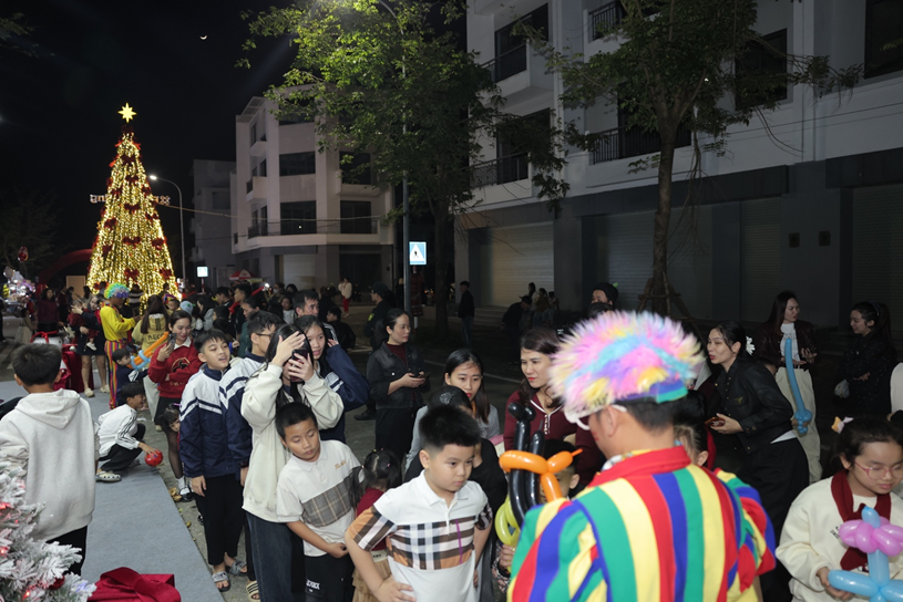 Ngay từ chiều tối 22/12, tuyến phố Ch&acirc;u &Acirc;u tại ROX Living Hồng Lĩnh đ&atilde; rực s&aacute;ng trong kh&ocirc;ng kh&iacute; lễ hội. &Aacute;nh đ&egrave;n Gi&aacute;ng sinh, d&ograve;ng người đổ về tham quan, trải nghiệm cho thấy sức h&uacute;t r&otilde; n&eacute;t của một sự kiện được tổ chức b&agrave;i bản ngay tại trung t&acirc;m đ&ocirc; thị mới.