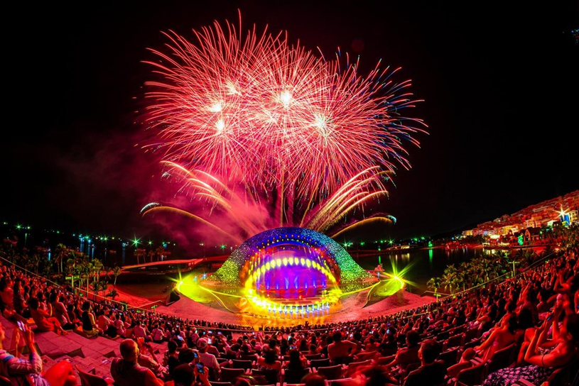 Thị trấn bừng s&aacute;ng trong những m&agrave;n ph&aacute;o hoa.