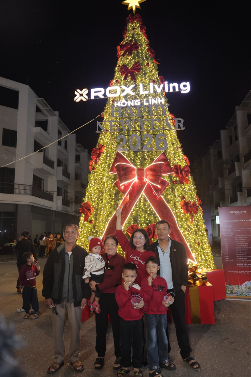 C&acirc;y th&ocirc;ng Noel lớn đặt tại trung t&acirc;m khu đ&ocirc; thị nhanh ch&oacute;ng trở th&agrave;nh điểm hội tụ của c&aacute;c gia đ&igrave;nh v&agrave; giới trẻ. Đ&acirc;y cũng l&agrave; &ldquo;trục thị gi&aacute;c&rdquo; ch&iacute;nh, g&oacute;p phần định h&igrave;nh bản sắc lễ hội cho to&agrave;n bộ kh&ocirc;ng gian sự kiện.