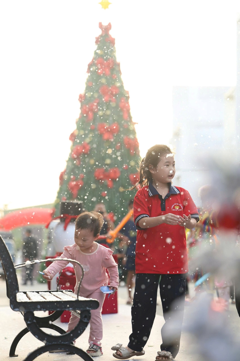 Khoảnh khắc tuyết nh&acirc;n tạo rơi giữa l&ograve;ng đ&ocirc; thị khiến nhiều em nhỏ th&iacute;ch th&uacute;. Những trải nghiệm mang t&iacute;nh biểu tượng n&agrave;y cho thấy nỗ lực của ban tổ chức trong việc đưa một m&ugrave;a Gi&aacute;ng sinh đ&uacute;ng nghĩa đến với người d&acirc;n địa phương.