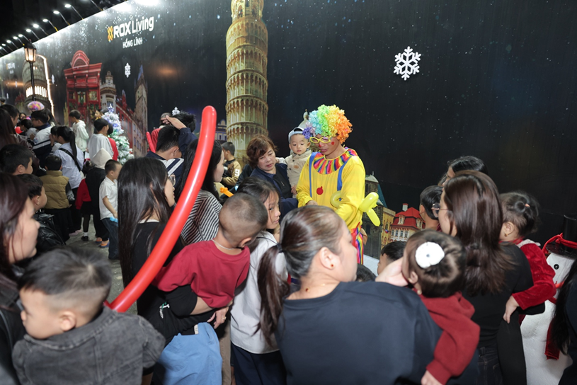 Từ xiếc nghệ thuật, ảo thuật, ch&uacute; hề vặn b&oacute;ng đến c&aacute;c tiết mục &acirc;m nhạc đường phố, lễ hội diễn ra li&ecirc;n tục trong hai ng&agrave;y 22&ndash;23/12, tạo nhịp sinh hoạt s&ocirc;i động hiếm thấy tại khu vực trung t&acirc;m Hồng Lĩnh.