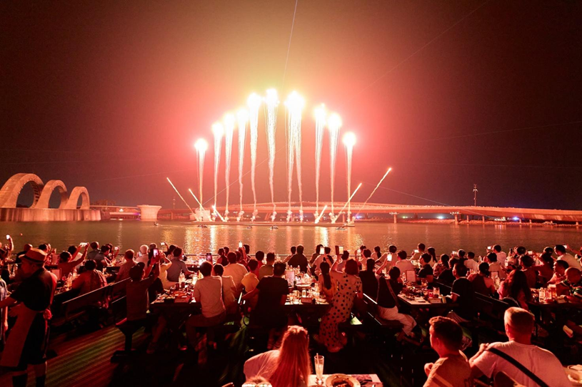 Những show diễn nghệ thuật đẳng cấp thường xuy&ecirc;n được tổ chức tại Thị trấn Ho&agrave;ng H&ocirc;n. Ảnh: &Aacute;nh Dương.