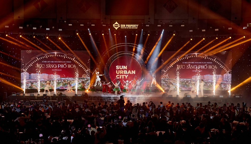 Kh&ocirc;ng kh&iacute; lễ hội rộn r&agrave;ng lan tỏa ngay từ những ph&uacute;t đầu sự kiện. (Ảnh: Minh Kh&aacute;nh)